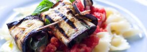 Roladki z bakłażana z mozzarellą zapiekane w sosie pomidorowym