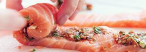 Roladki z łososia z pesto z suszonych pomidorów