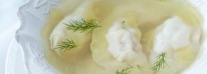 Rosołek błyskawiczny z rybnymi pierożkami z pstrąga