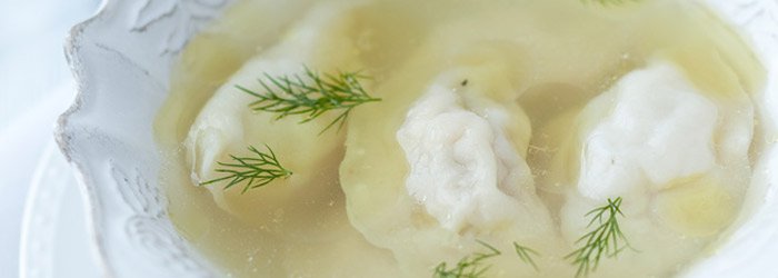 Rosołek błyskawiczny z rybnymi pierożkami z pstrąga