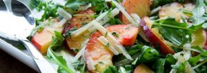 Rukola z brzoskwiniami i parmezanem