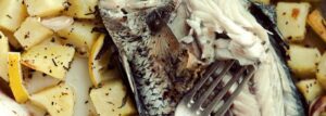 Ryba pieczona w piekarniku z ziemniakami, rozmarynem i cytryną