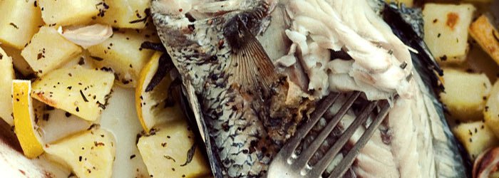 Ryba pieczona w piekarniku z ziemniakami, rozmarynem i cytryną