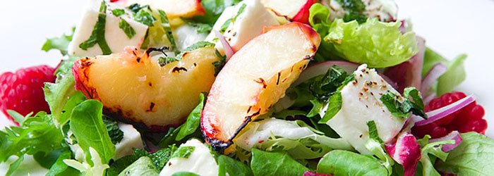 Salad with peaches and feta cheese