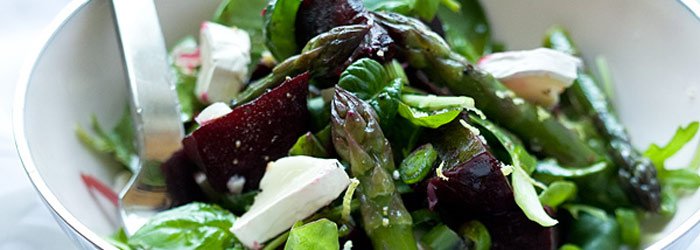 Salad with beets, goat cheese and asparagus