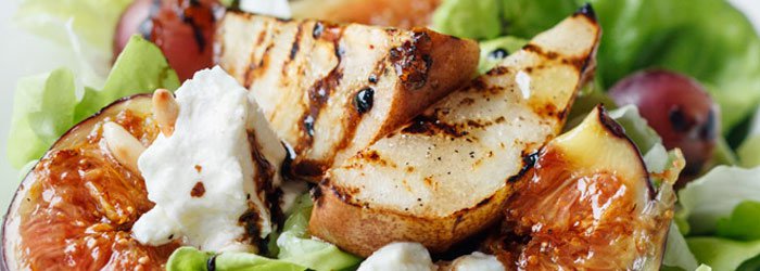 Grilled fig salad with spinach and grapes