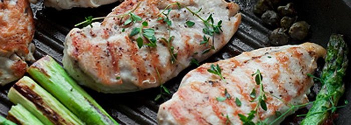 Grilled chicken salad with asparagus and capers