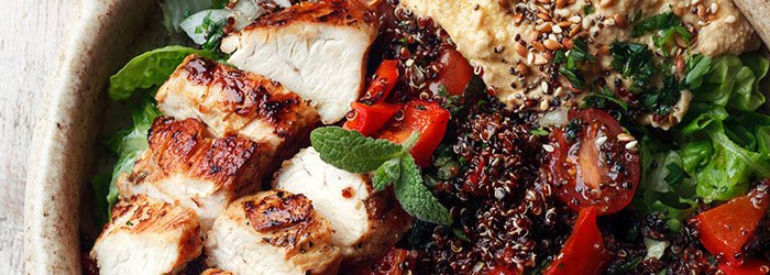 Salad with Quinoa, Grilled Chicken, Pepper and Hummus