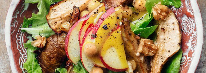 Salad with roasted Jerusalem artichoke, chickpeas and apple