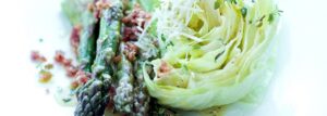 Sałatka z pieczonymi szparagami, parmezanem i szynką parmeńską