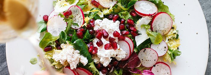 Salad with radishes, pomegranate and ricotta