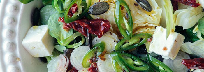 Salad with iceberg lettuce, feta and sun-dried tomatoes