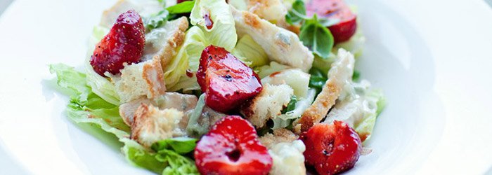 Strawberry, chicken and croutons salad