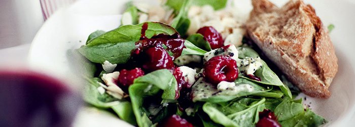 Salad with Spinach, Raspberries and Blue Cheese