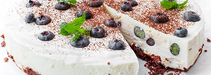 Sernik Stracciatella z borówkami