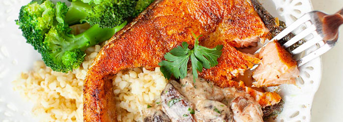 Smażony łosoś curry z sosem grzybowym