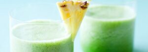 Smoothie z ananasem i natką pietruszki