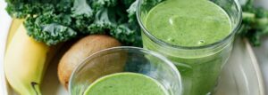 Smoothie z jarmużem, bananem i kiwi