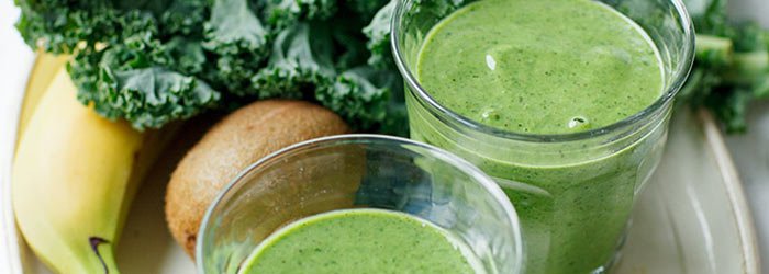 Smoothie z jarmużem, bananem i kiwi