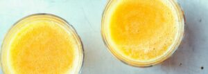 Smoothie z mango, ananasa, soku z cytryny i mandarynek