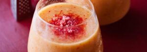 Smoothie z mango, melonem i truskawkami