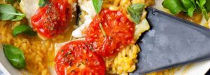 Sola z pomidorami na szafranowym risotto