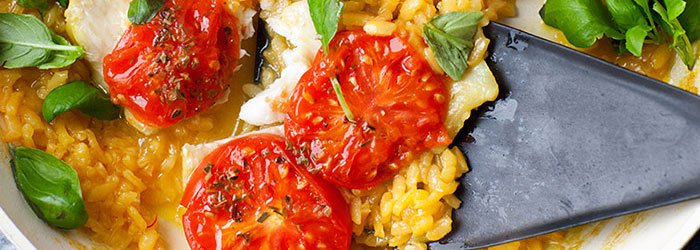 Sola z pomidorami na szafranowym risotto