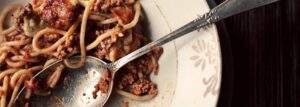 Spaghetti bolognese zapiekane w sosie pomidorowym