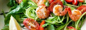 Spaghetti z cukinii z krewetkami i pomidorkami koktajlowymi