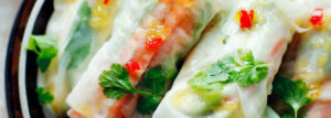 Spring rolls z mango, awokado i grillowanym kurczakiem