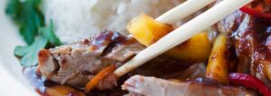 Stir-fry z kaczką i mango z sosem śliwkowym
