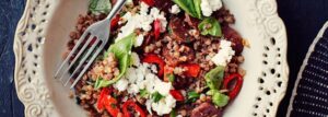 Stir-fry z kaszą gryczaną, kiełbaską chorizo i białym serem