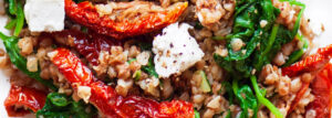Stir-fry z kaszą gryczaną, szpinakiem i suszonymi pomidorami