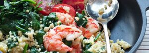 Stir-fry z kaszą jaglaną, szpinakiem i krewetkami