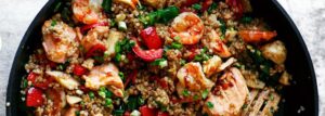 Stir-fry z kaszą jęczmienną, krewetkami i łososiem