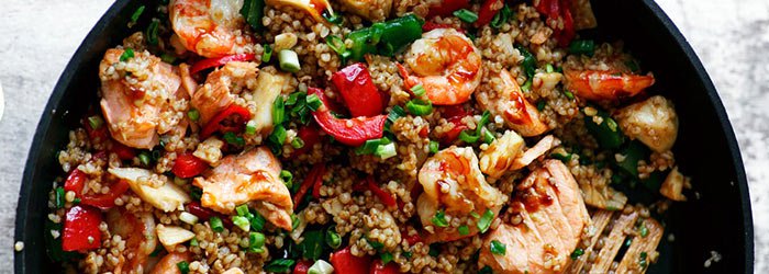Stir-fry z kaszą jęczmienną, krewetkami i łososiem