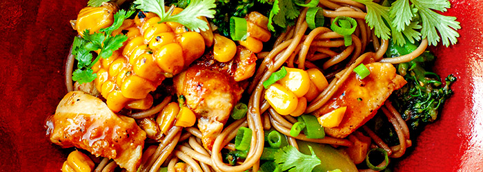 Stir-fry z kurczakiem, brokułami i kukurydzą