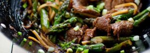 Stir-fry ze szparagami i polędwicą wołową