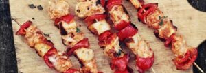 Szaszłyki z kurczaka, czerwonej papryki i sera wędzonego halloumi