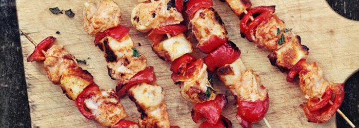 Szaszłyki z kurczaka, czerwonej papryki i sera wędzonego halloumi