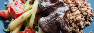 Szaszłyki z polędwicy z fasolką w pomidorach