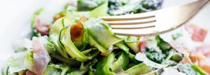 Tagliatelle ze szparagów z suszoną szynką, parmezanem i pesto bazyliowym