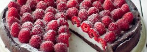 Tarta czekoladowa z panna cottą i malinami