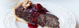Tarta makowa z czekoladą i wiśniami