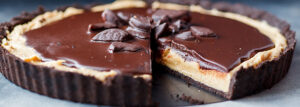 Tarta Oreo z masłem orzechowym i polewą czekoladową