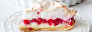 Tarta z budyniem, porzeczkami i bezą