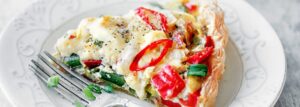 Tarta z duszonymi porami, papryką, fetą i chili