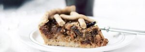 Tarta z kiszoną kapustą, grzybami i suszonymi śliwkami