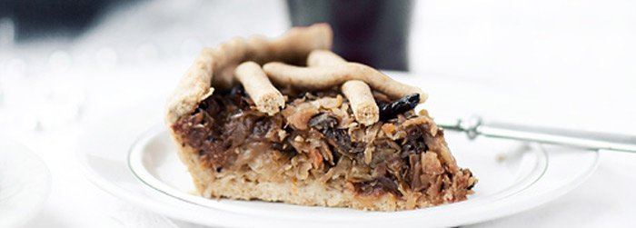 Tarta z kiszoną kapustą, grzybami i suszonymi śliwkami