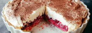 Tarta z kremem tiramisu i malinami